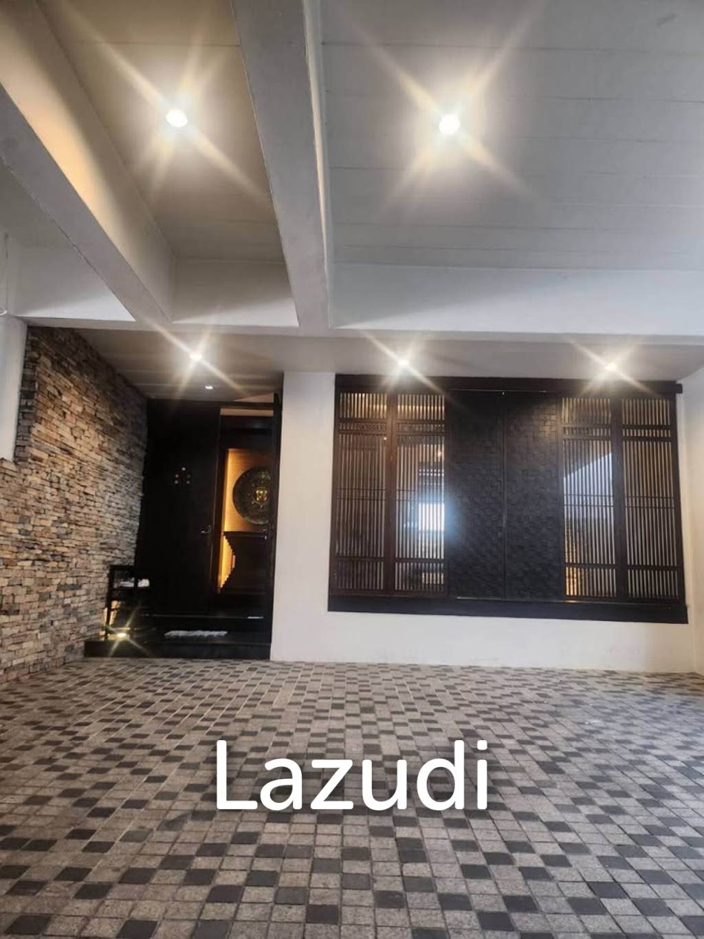 400 sqm townhouse in Chong Nonsi Yan Nawa with pool access
