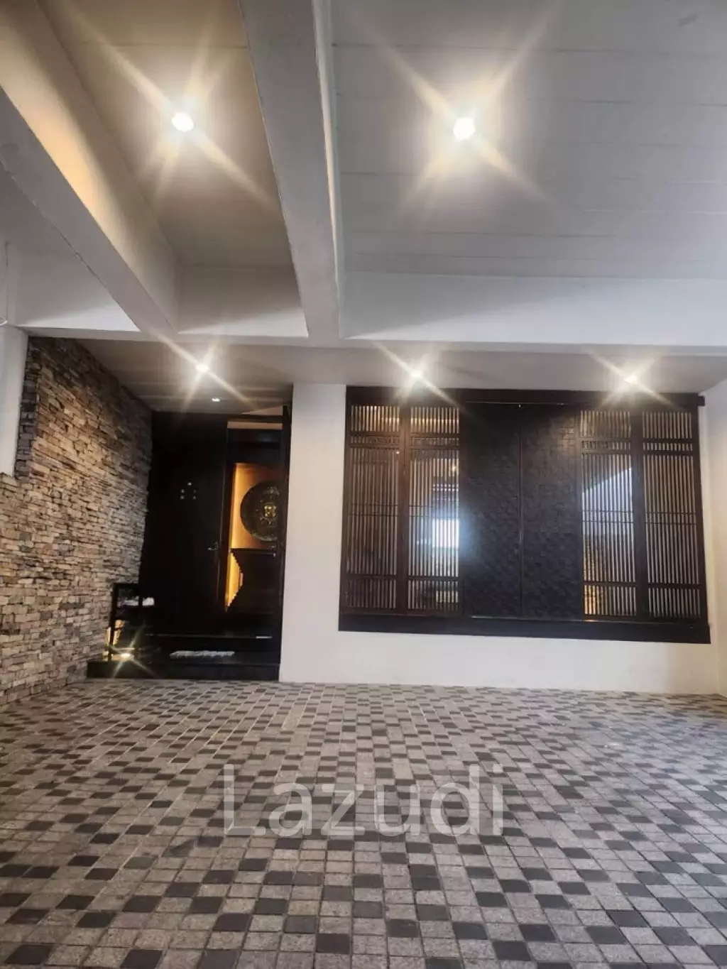 400 sqm townhouse in Chong Nonsi Yan Nawa with pool access