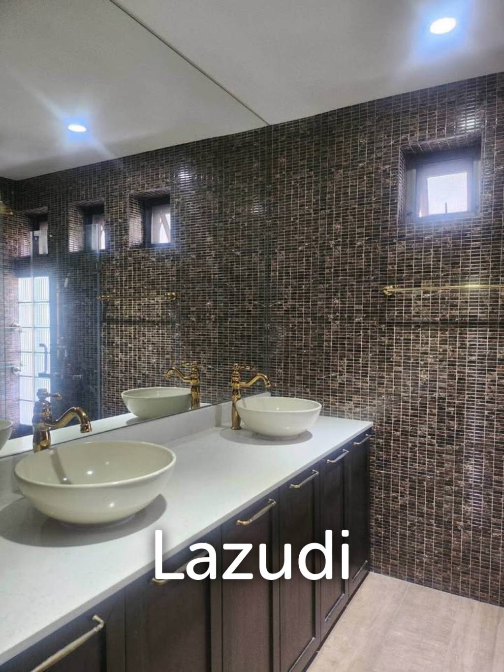 400 sqm townhouse in Chong Nonsi Yan Nawa with pool access