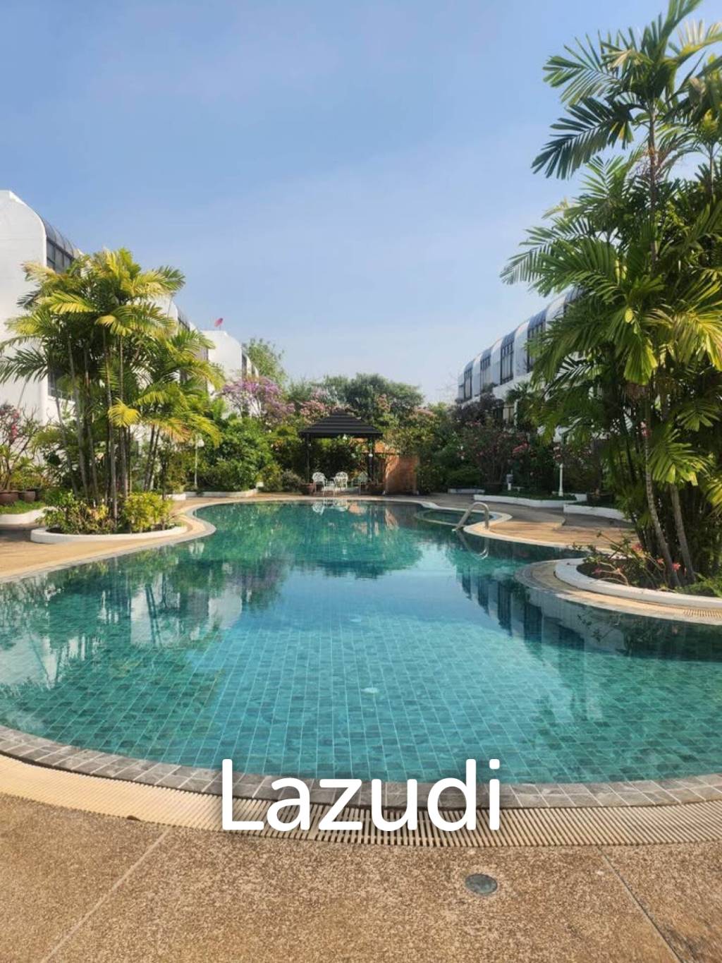 400 sqm townhouse in Chong Nonsi Yan Nawa with pool access