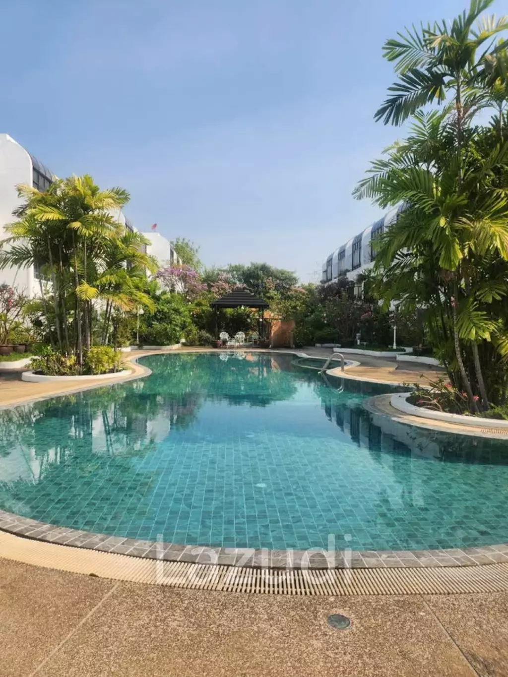 400 sqm townhouse in Chong Nonsi Yan Nawa with pool access