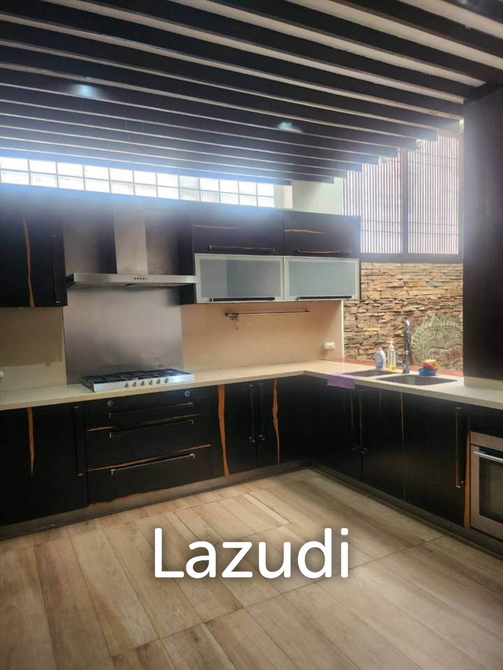 400 sqm townhouse in Chong Nonsi Yan Nawa with pool access