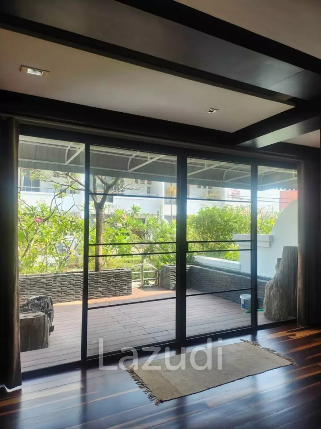 400 sqm townhouse in Chong Nonsi Yan Nawa with pool access