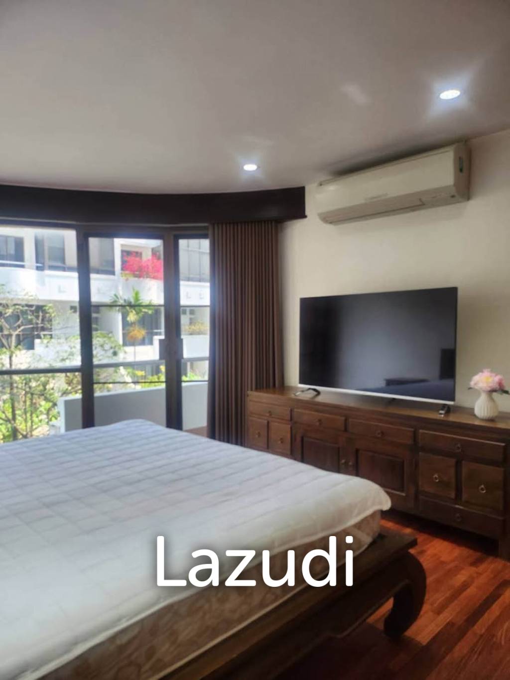 400 sqm townhouse in Chong Nonsi Yan Nawa with pool access