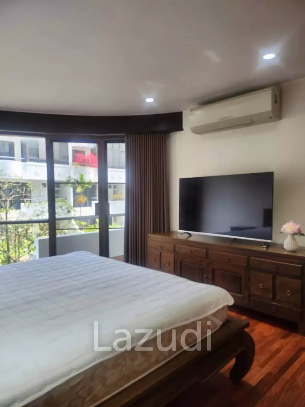 400 sqm townhouse in Chong Nonsi Yan Nawa with pool access
