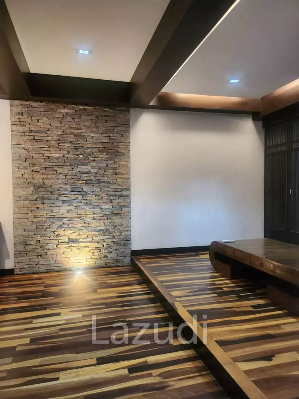 400 sqm townhouse in Chong Nonsi Yan Nawa with pool access