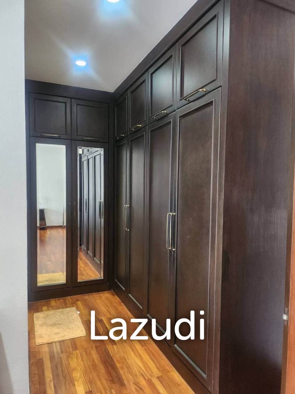 400 sqm townhouse in Chong Nonsi Yan Nawa with pool access