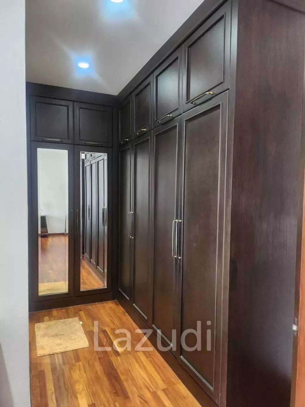 400 sqm townhouse in Chong Nonsi Yan Nawa with pool access