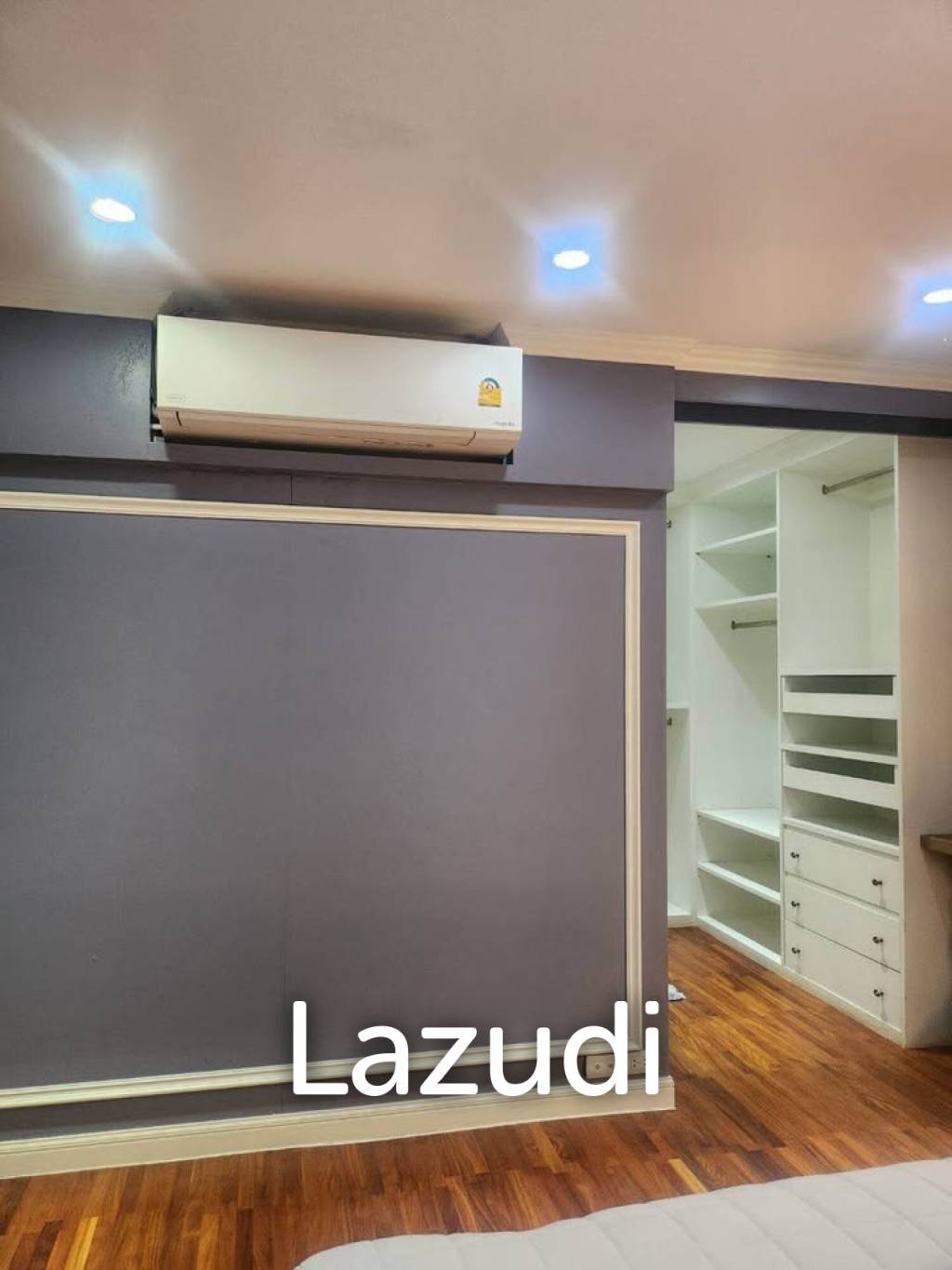 400 sqm townhouse in Chong Nonsi Yan Nawa with pool access