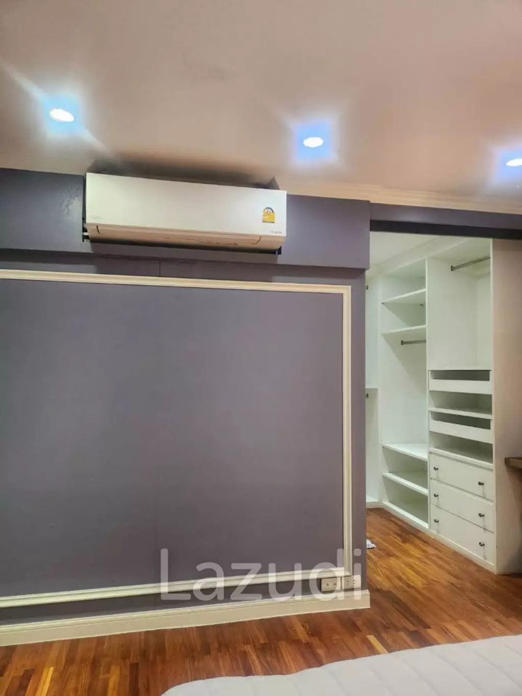 400 sqm townhouse in Chong Nonsi Yan Nawa with pool access