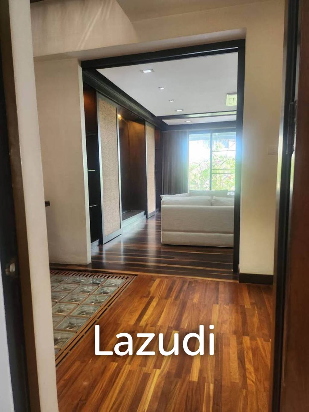 400 sqm townhouse in Chong Nonsi Yan Nawa with pool access