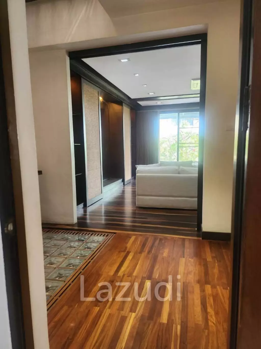 400 sqm townhouse in Chong Nonsi Yan Nawa with pool access