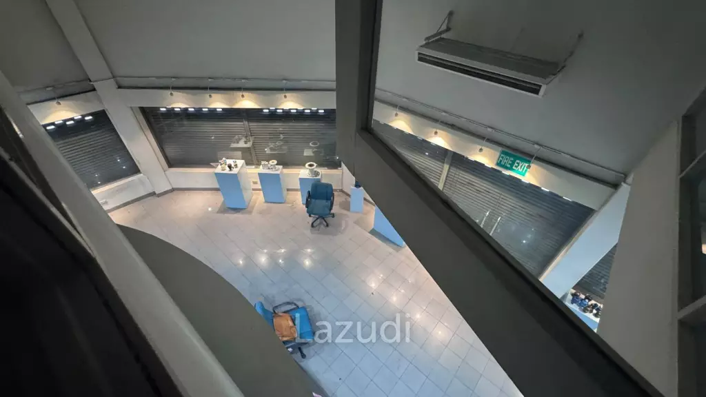 2000 sqm 6-storey corner commercial building in Wat Sommanat Bangkok