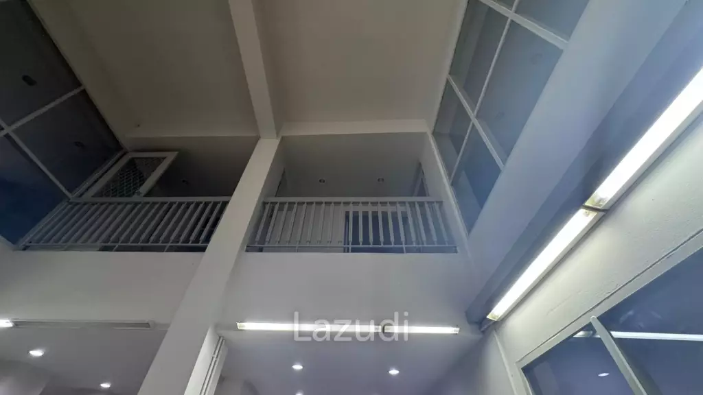 2000 sqm 6-storey corner commercial building in Wat Sommanat Bangkok