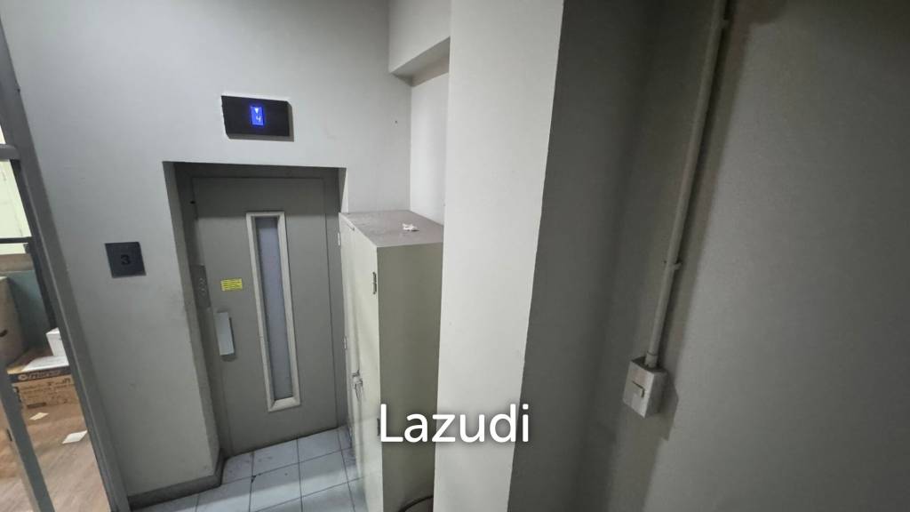 2000 sqm 6-storey corner commercial building in Wat Sommanat Bangkok