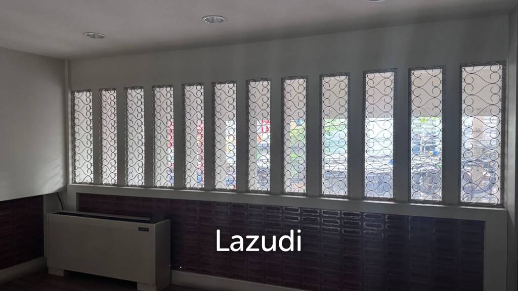 2000 sqm 6-storey corner commercial building in Wat Sommanat Bangkok