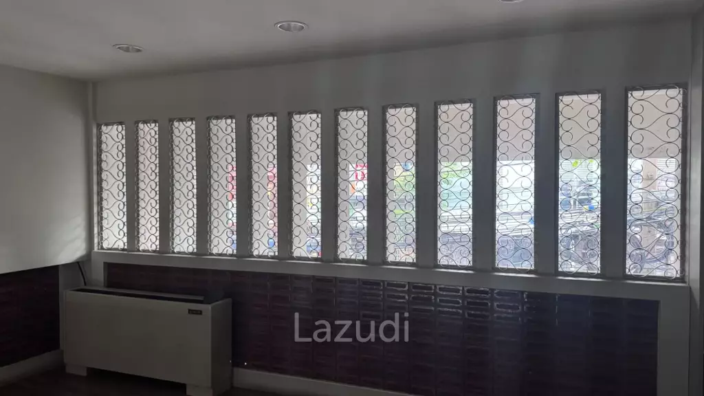 2000 sqm 6-storey corner commercial building in Wat Sommanat Bangkok