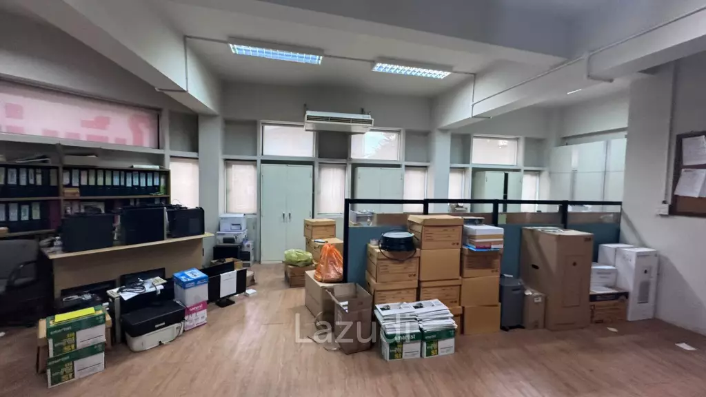 2000 sqm 6-storey corner commercial building in Wat Sommanat Bangkok