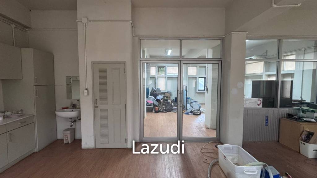 2000 sqm 6-storey corner commercial building in Wat Sommanat Bangkok