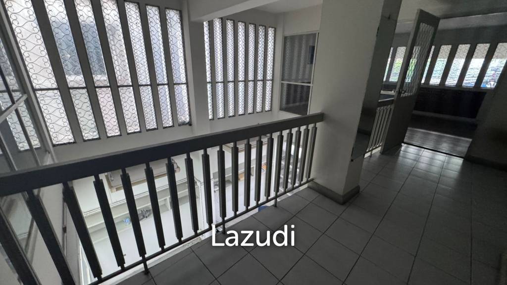 2000 sqm 6-storey corner commercial building in Wat Sommanat Bangkok