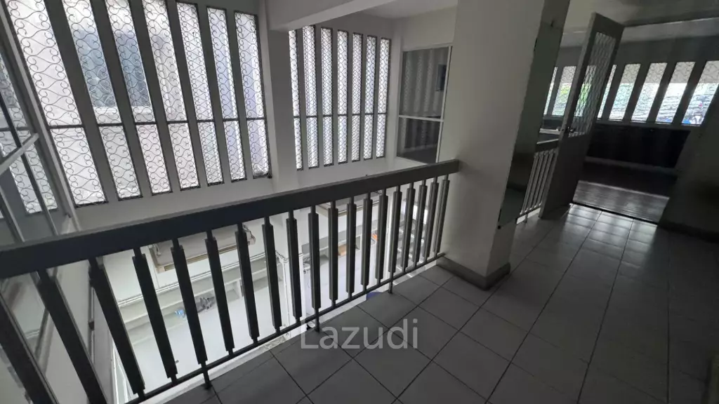 2000 sqm 6-storey corner commercial building in Wat Sommanat Bangkok