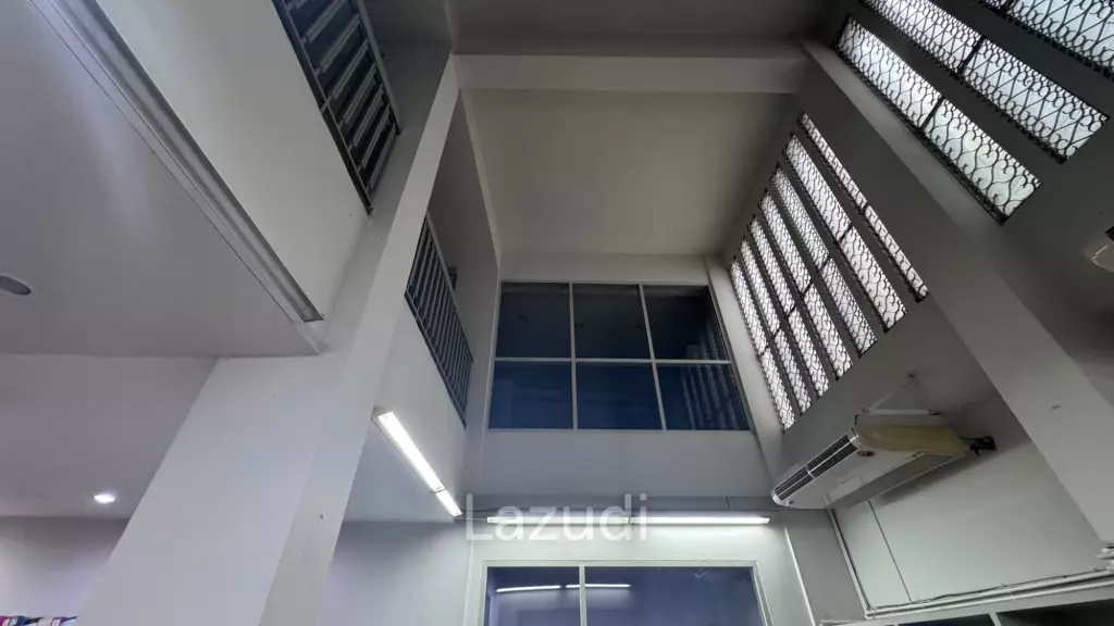2000 sqm 6-storey corner commercial building in Wat Sommanat Bangkok
