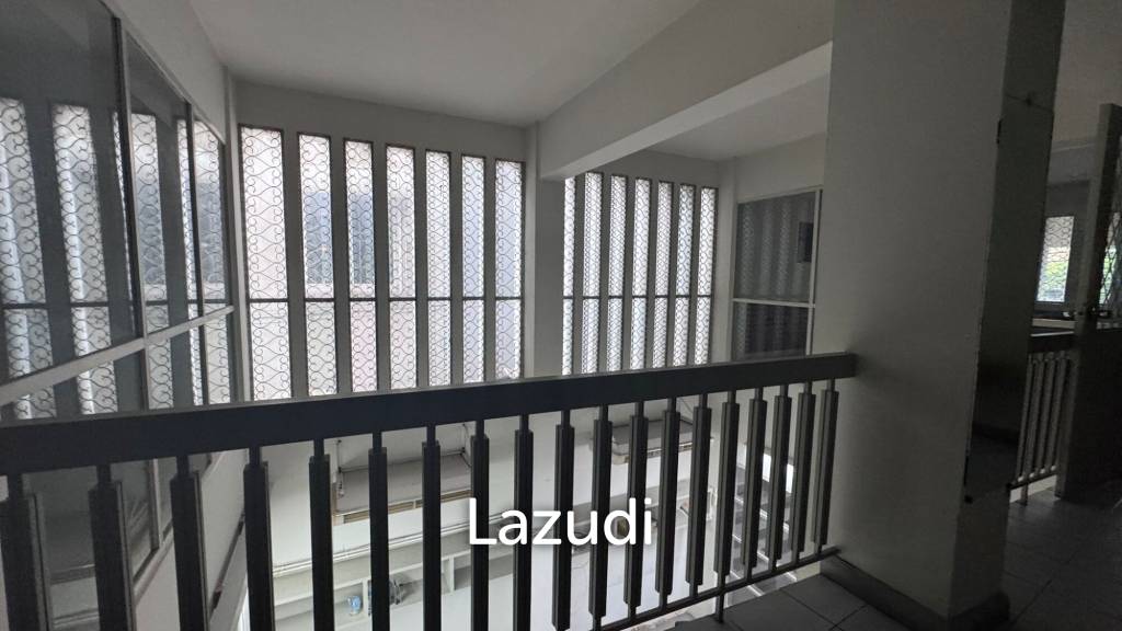 2000 sqm 6-storey corner commercial building in Wat Sommanat Bangkok