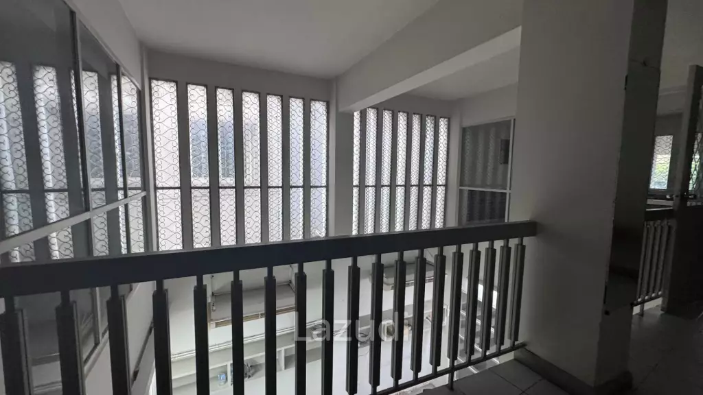 2000 sqm 6-storey corner commercial building in Wat Sommanat Bangkok