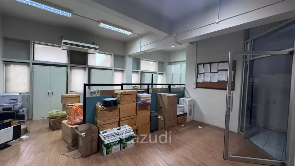 2000 sqm 6-storey corner commercial building in Wat Sommanat Bangkok