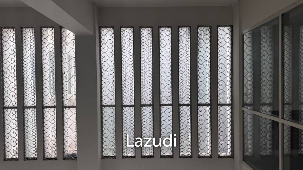 2000 sqm 6-storey corner commercial building in Wat Sommanat Bangkok