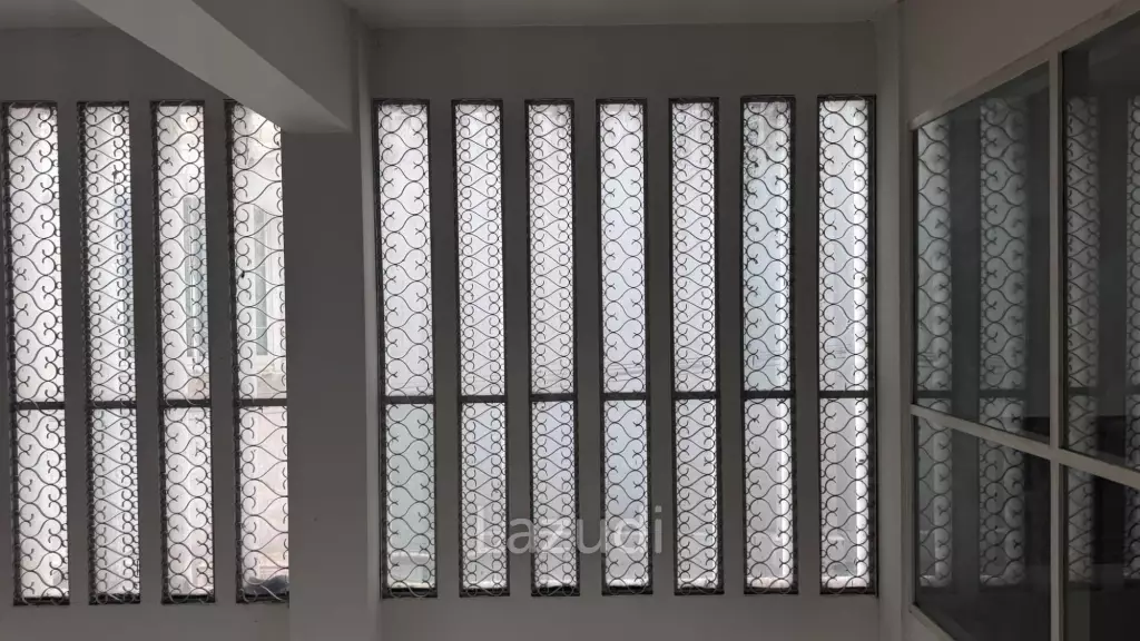2000 sqm 6-storey corner commercial building in Wat Sommanat Bangkok