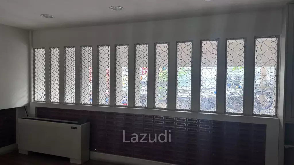 2000 sqm 6-storey corner commercial building in Wat Sommanat Bangkok