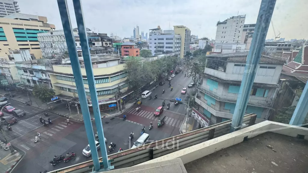2000 sqm 6-storey corner commercial building in Wat Sommanat Bangkok