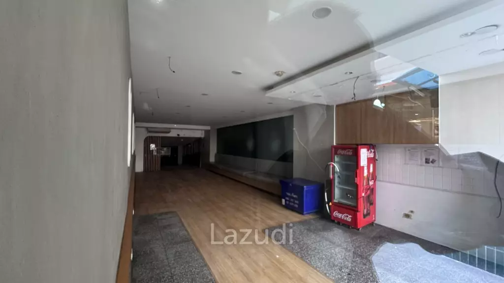 139 sqm Ground Floor Restaurant Bar for Lease in Khlong Toei Bangkok