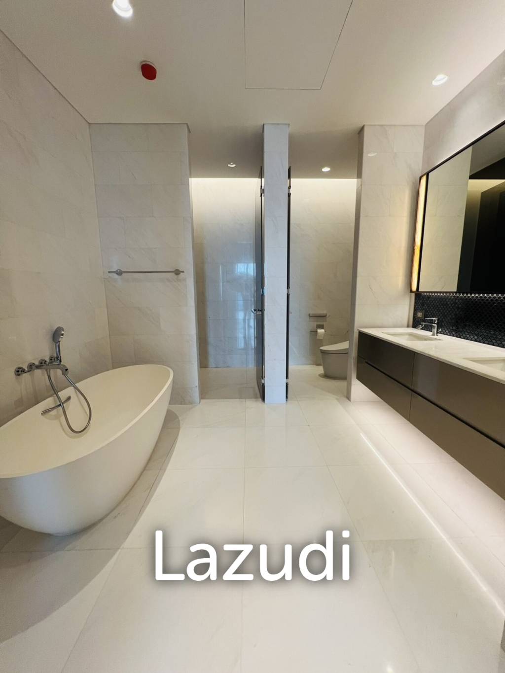Spacious 4-Bedroom Condo with Panoramic City Views for Sale in Lumpini
