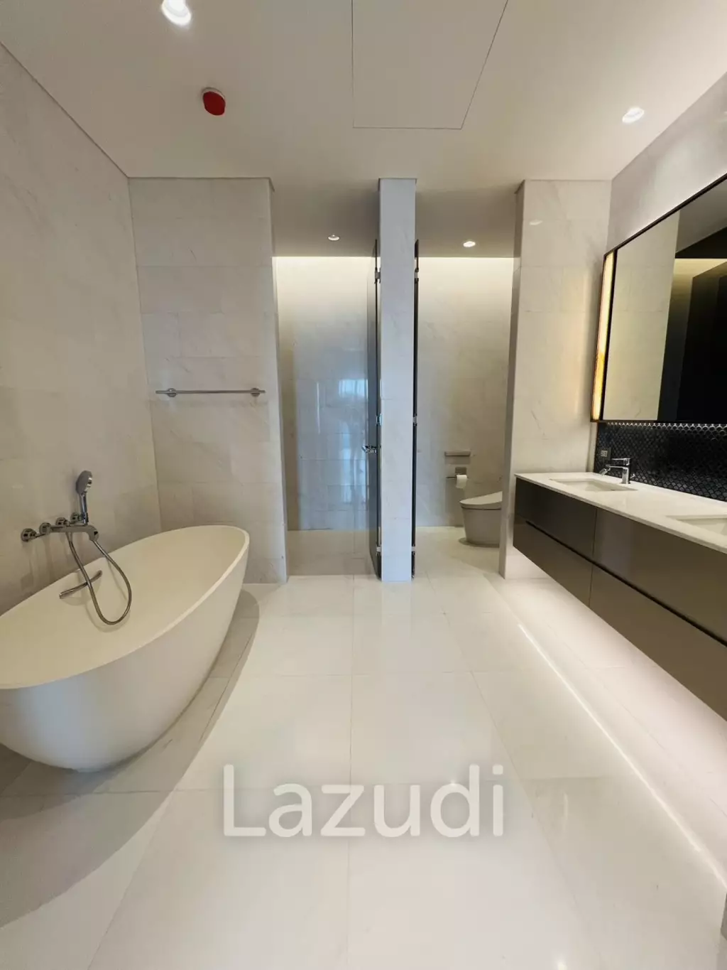 Spacious 4-Bedroom Condo with Panoramic City Views for Sale in Lumpini