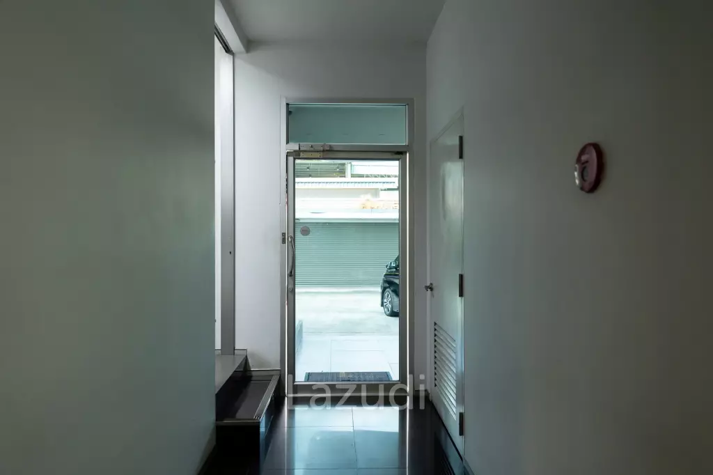 3800 sqm modern commercial office building Suan Luang Bangkok