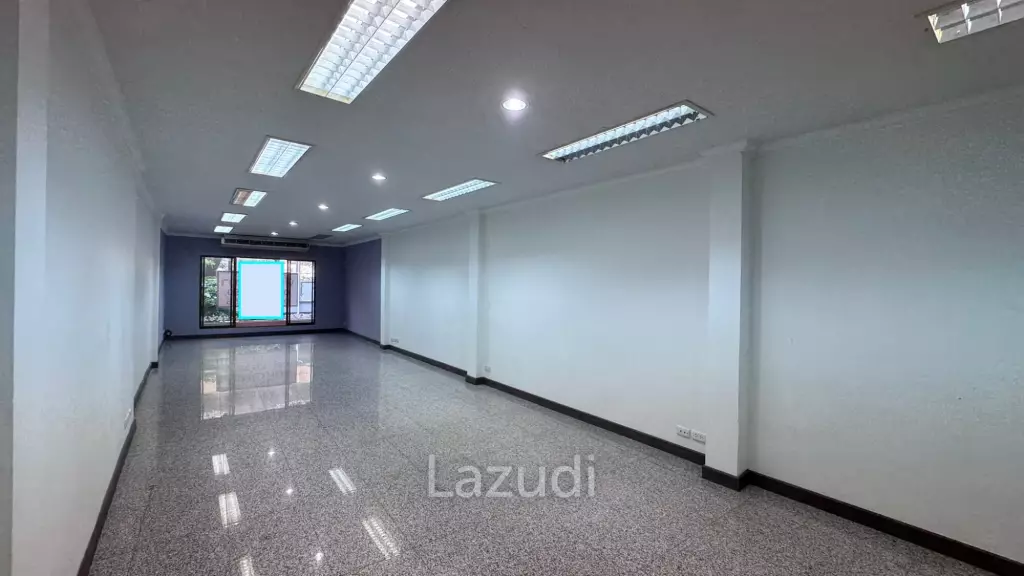 30 sqm Office for Rent in Khlong Toei Bangkok