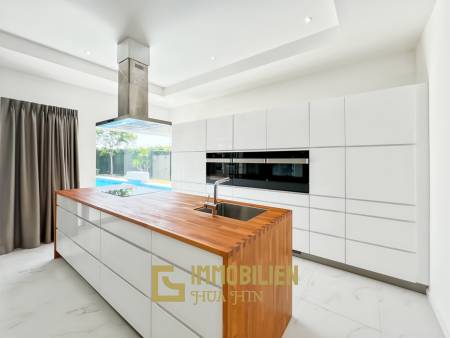 Terrain de 721 m² / 4 chambres / Piscine de 4 x 15 mètres