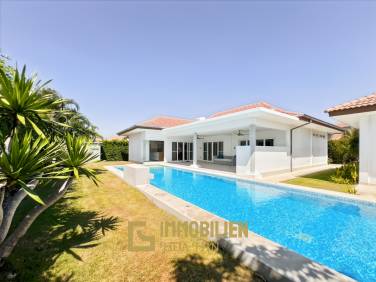 Terrain de 721 m² / 4 chambres / Piscine de 4 x 15 mètres