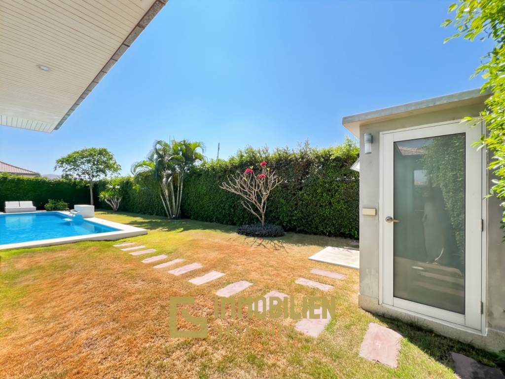 Terrain de 721 m² / 4 chambres / Piscine de 4 x 15 mètres