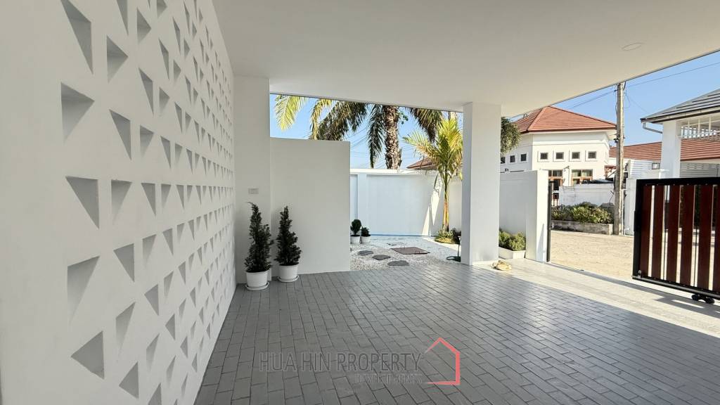 MODERN POOL VILLA ON SOI 102 : 3 BED PRIME LOCATION NEAR TOWN