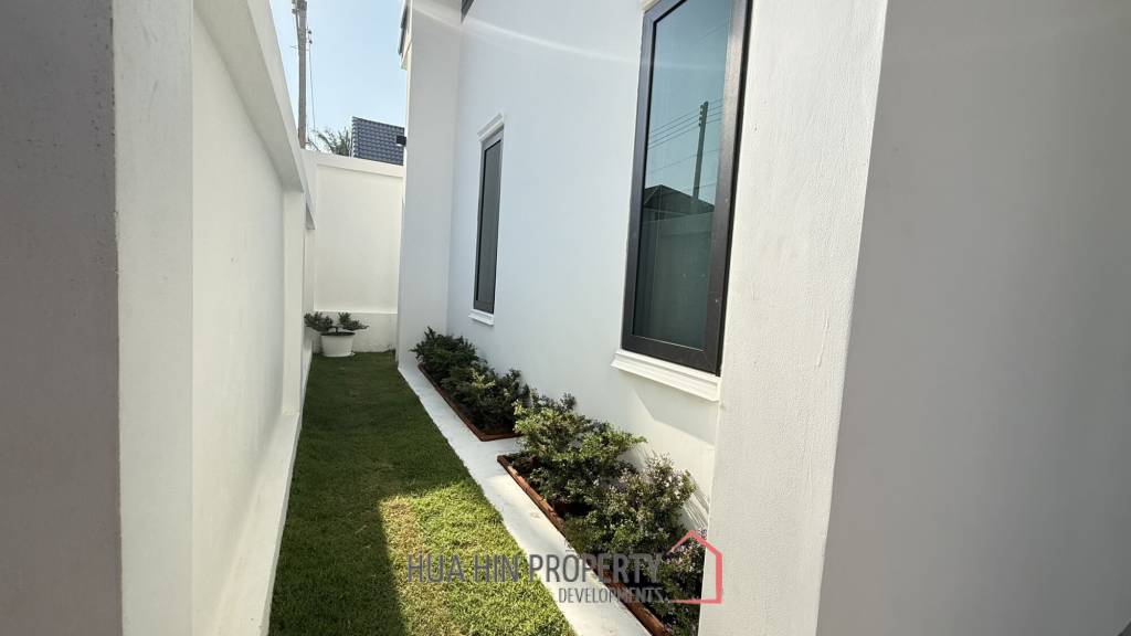 MODERN POOL VILLA ON SOI 102 : 3 BED PRIME LOCATION NEAR TOWN