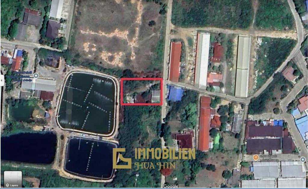 Земельный участок площадью 1597 кв. м с небольшим домом.