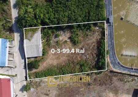 Земельный участок площадью 1597 кв. м с небольшим домом.