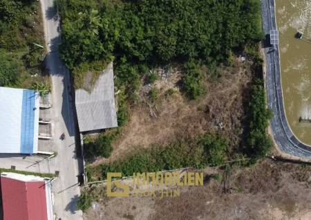 Земельный участок площадью 1597 кв. м с небольшим домом.