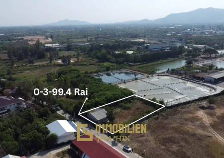 Земельный участок площадью 1597 кв. м с небольшим домом.