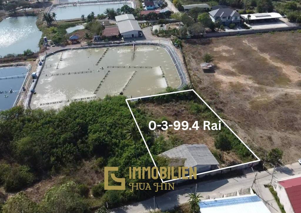 Земельный участок площадью 1597 кв. м с небольшим домом.