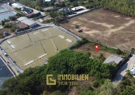 Земельный участок площадью 1597 кв. м с небольшим домом.