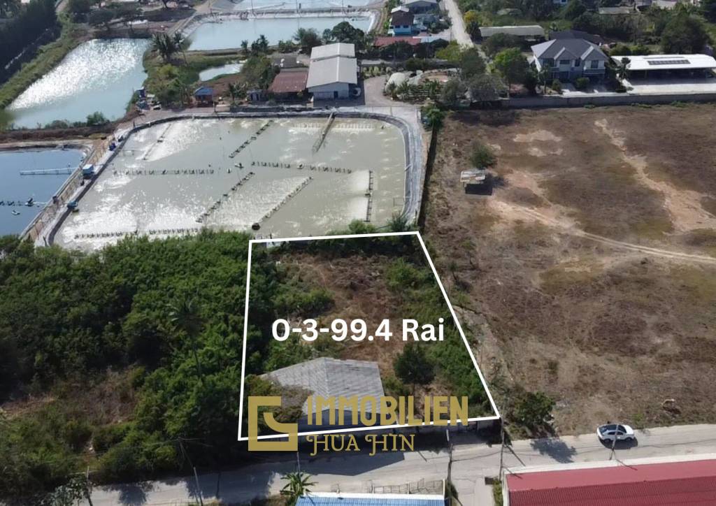 Земельный участок площадью 1597 кв. м с небольшим домом.